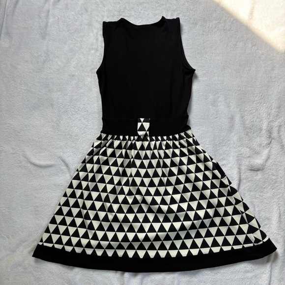 atina cristina Black and White Triangle Pattern Sleeveless Dress. Size XS - Picture 4 of 9